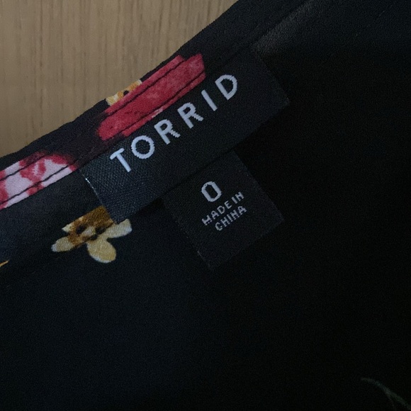 Rose print, flowy, rose print Torrid top - Picture 5 of 5